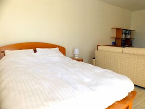 4 bedrooms, iron/ironing board, WiFi, bed sheets