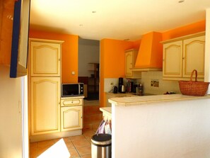 Fridge, microwave, oven, dishwasher - Spacious and bright house with swimming pool. (Bandol)