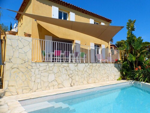 Spacious and bright house with swimming pool.