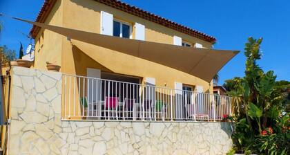 Spacious and bright house with swimming pool.