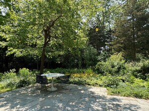 Outdoor dining - Hideaway in the Springs (East Hampton)