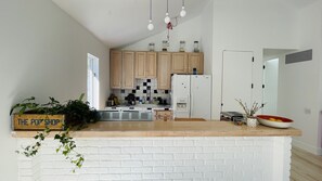 Fridge, oven, stovetop, dishwasher - Hideaway in the Springs (East Hampton)