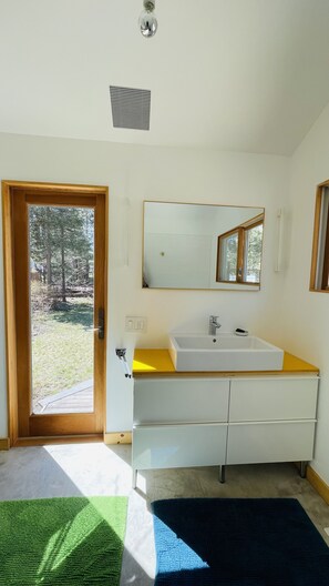 Shower, hair dryer, towels, soap - Hideaway in the Springs (East Hampton)