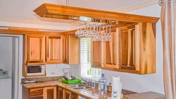 Family House | Private kitchen | Full-size fridge, microwave, oven, toaster oven