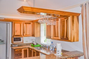 Casa familiar | Cocina privada | Refrigerador con congelador, microondas, horno y horno tostador 