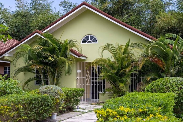 Vista frontal de la propiedad