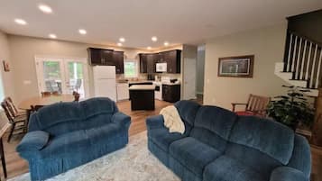 Televisor intel·ligent, llar de foc, taula de tennis de taula i llibres