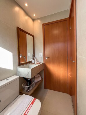 Apartamento | Banheiro | Chuveiro, secador de cabelo, toalhas de banho