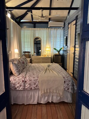 A bedroom with a bed, bedside lamps, a dresser, and a mirror. - Campito Loving (San Rafael del Yuma)