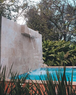 2 piscine all'aperto, con ingresso dalle 08:00 alle 21:00, lettini
