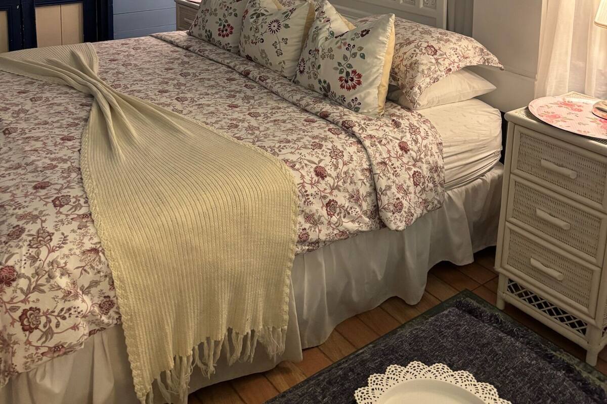 Deluxe Double Room | Cribs (surcharge), WiFi (free), individually decorated