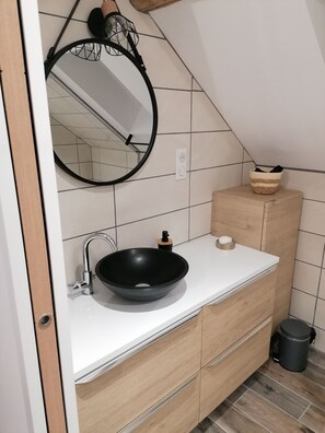 Douche, sèche-cheveux, savon