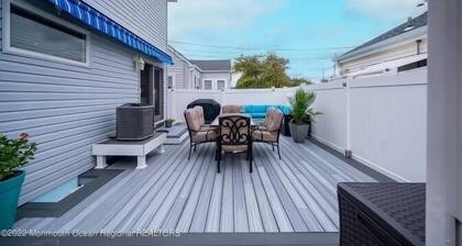 ONE block from the beach. Outdoor lounge seating, perfect for entertaining!