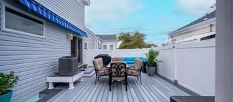 ONE block from the beach. Outdoor lounge seating, perfect for entertaining!