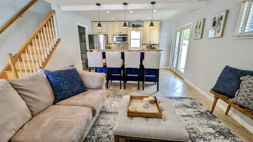 ONE block from the beach. Outdoor lounge seating, perfect for entertaining! 