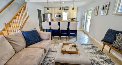 ONE block from the beach. Outdoor lounge seating, perfect for entertaining!