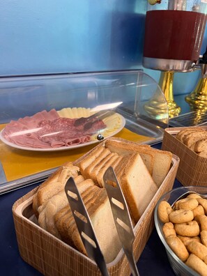 Tägliches inbegriffenes kontinentales Frühstück