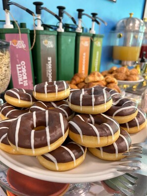Free daily continental breakfast 