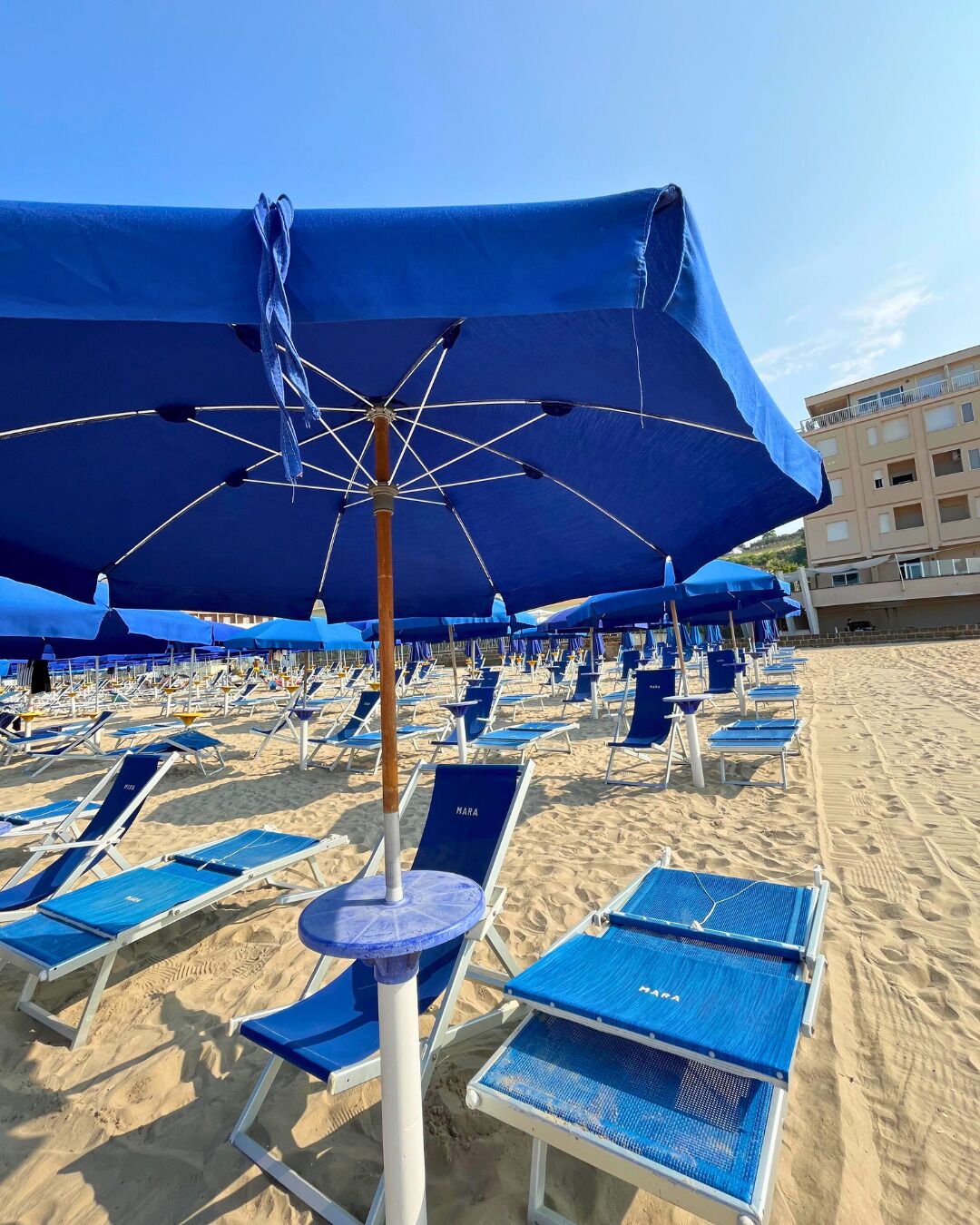 Privatstrand, weißer Sandstrand, Sonnenschirme