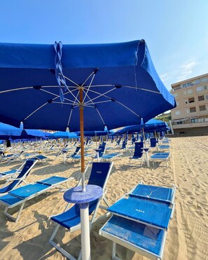 Private beach, white sand, beach umbrellas - Hotel Valente (Ortona)
