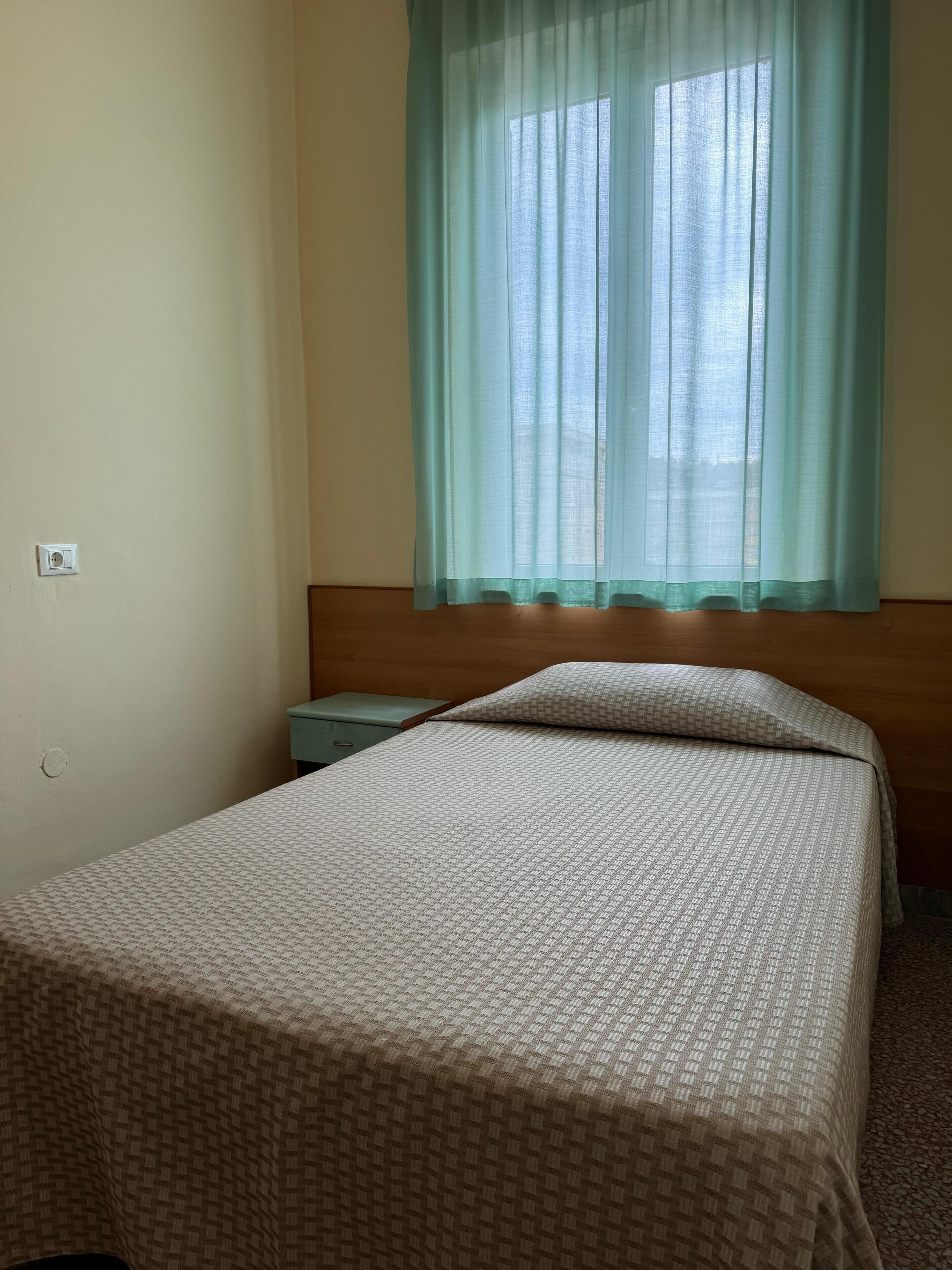 Eenvoudige eenpersoonskamer, gedeeltelijk uitzicht op zee | Gratis wifi, beddengoed