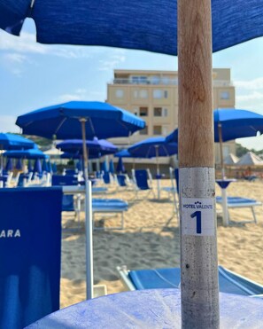 Private beach, white sand, beach umbrellas - Hotel Valente (Ortona)