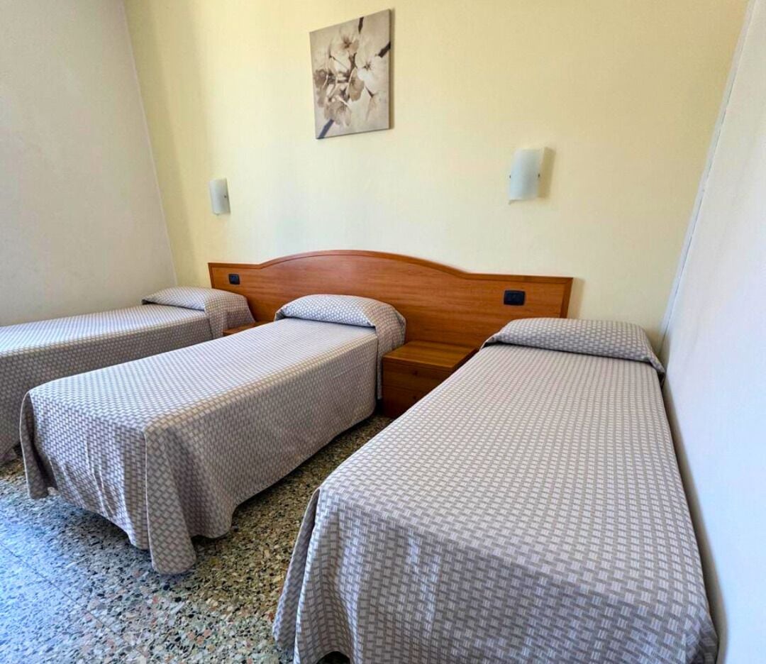 Standaard driepersoonskamer, gedeeltelijk uitzicht op zee | Gratis wifi, beddengoed