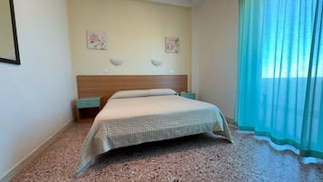 Quarto econômico, 1 cama Queen, vista parcial para o mar | Wi-Fi de cortesia