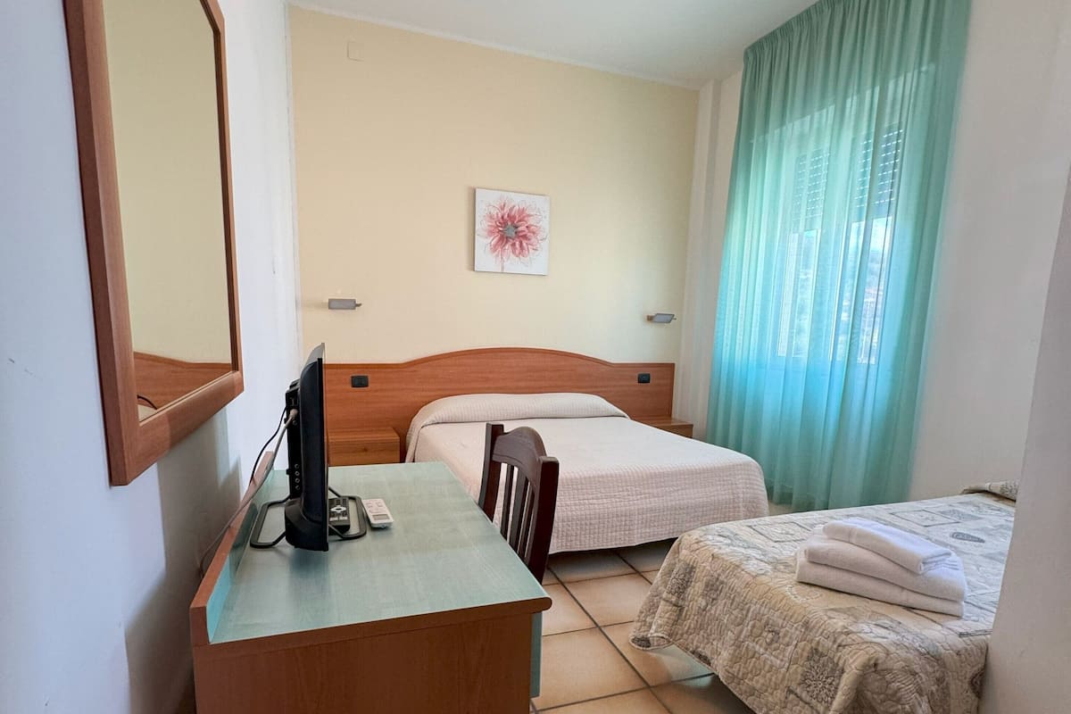 Tripla Economy, vista mare parziale | Wi-Fi gratuito