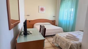 Chambre Triple Économique, vue partielle sur la mer | Wi-Fi gratuit