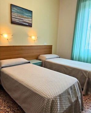 Basic Twin Room | Free WiFi, bed sheets - Hotel Valente (Ortona)
