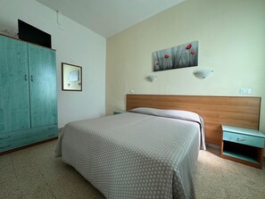 Family Room | Free WiFi, bed sheets - Hotel Valente (Ortona)