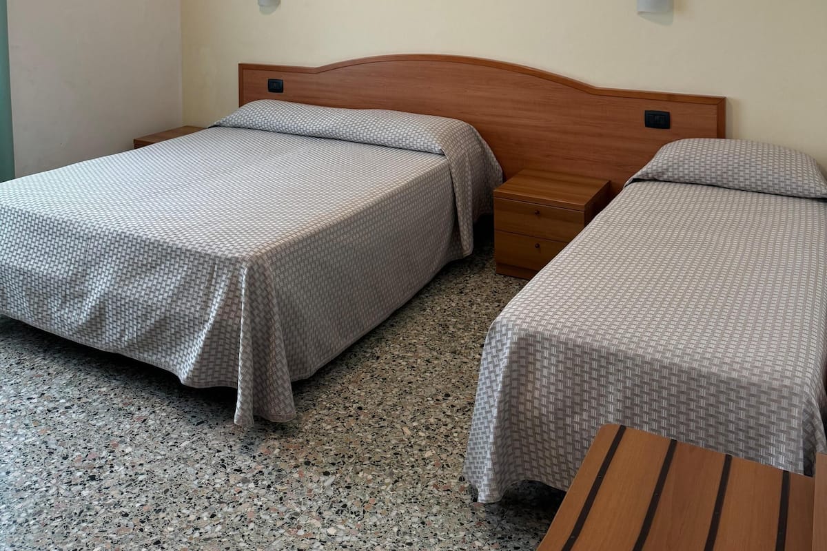 Comfort Double Room | Free WiFi, bed sheets