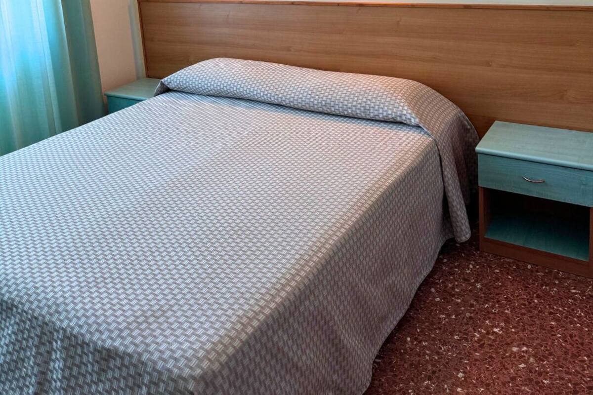 WiFi (free), bed sheets