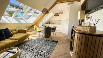 Appartement Deluxe, balcon, vue partielle sur la mer (Un balcon sur la mer) | Coin séjour | Télévision LED de 120 pouces avec chaînes numériques, télévision