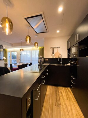 Deluxe Apartment, Courtyard View, Ground Floor (L'atelier des artistes) | Private kitchen | Fridge, microwave, oven, stovetop - La maison Régent (Pornichet)