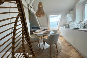 Deluxe Apartment, Sea View (Au dessus des vagues) | Dining - La maison Régent (Pornichet)