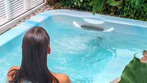 A person with long hair in a hot tub. - La maison Régent (Pornichet)