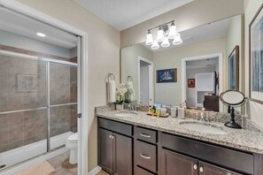 Combined shower/tub, towels