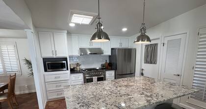 Casa De Ferrari - Charming Westside 3 bedroom 2 bathroom 1,900sf Sleeps 10