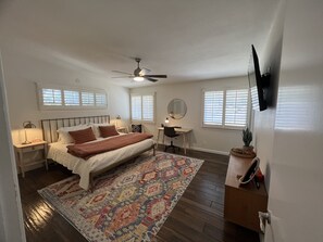 3 bedrooms, desk, iron/ironing board, travel cot