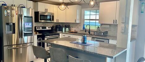 Geladeira, micro-ondas, fogão, cooktop