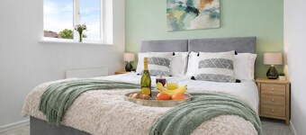 Detached House • Driveway Parking • Fast WiFi • Smart TV • Self-Check-In