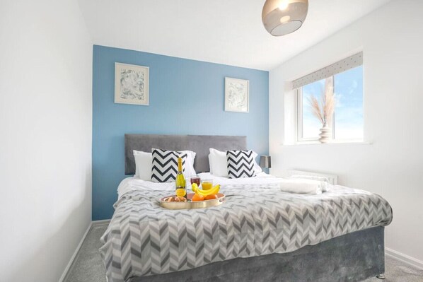 3 sovrum, skrivbord, strykjärn/strykbräda och resesäng