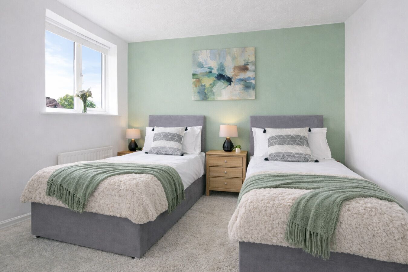 3 soverom, skrivebord, strykejern/-brett og reiseseng for barn