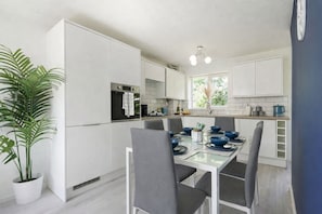 Dining - Detached House • Driveway Parking • Fast WiFi • Smart TV • Self-Check-In • Yoko Property (Milton Keynes)