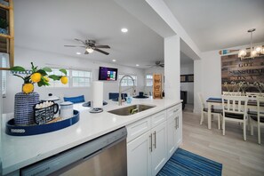 雪櫃、微波爐、焗爐、爐具