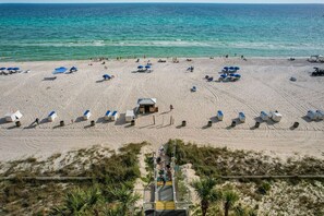 En la playa, camastros y toallas de playa