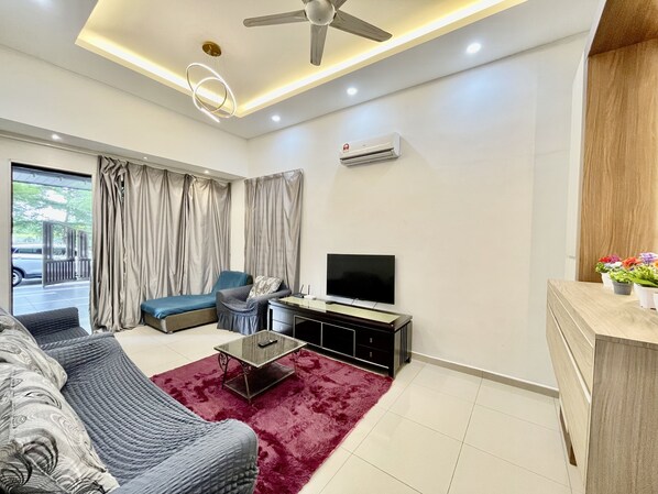 Living area - Cozy36#10pax#tvbox#nearaeonalmabukitmertajam#10kmbatukawan (Bukit Mertajam)