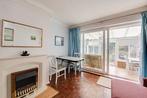 Interior - Guest Bungalow Getaway in the Quaint and Historic seaside Village of Felpham (Bognor regis)